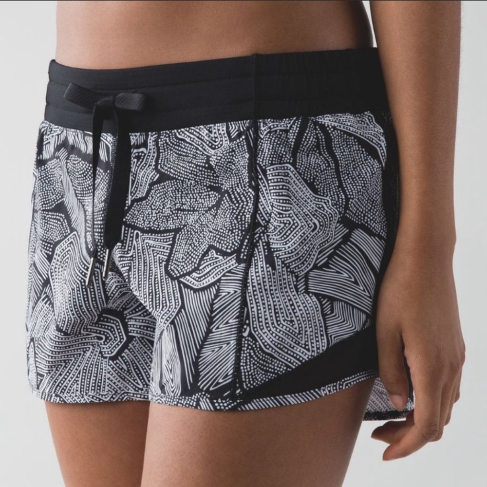 Lululemon Hotty Hot Short Dottie Tribe White Black Size 10 Long